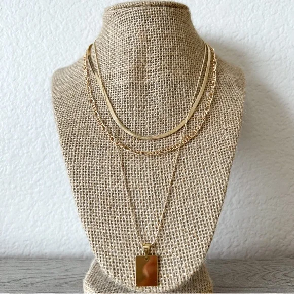 NEW | layered chain necklace with rectangular pendant - Picture 2 of 3